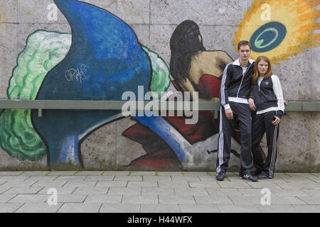 Mehr schlecht, Graffiti, Teenager paar, Trainingsanzüge, Ständer, warten, Stockfoto