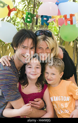 Garten, Eltern, Kinder, Kindergeburtstag, Porträt, Stockfoto