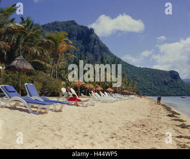 Maskarenen, Insel Mauritius, Südwest-Küste, Strand, Hintergrund, Morne Brabant, Reiseziel, Ozean, Meer, Landschaft, Berg, Himmel, Wolken, Palmen, Sonnenschirme, Liegestühle, Urlaub, Hotelstrand, Person, Tourist, keine Modellfreigabe,, Stockfoto