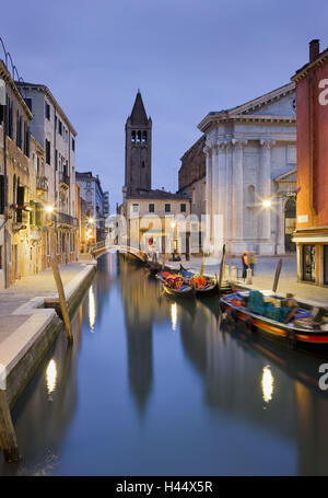 Italien, Veneto, Venedig, Dorsoduro, Rio di San Barnaba, Boote, Campo, Dämmerung, Stockfoto