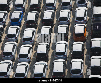 Spanien, Katalonien, Barcelona, Parkplatz, Autos, von oben, Stockfoto