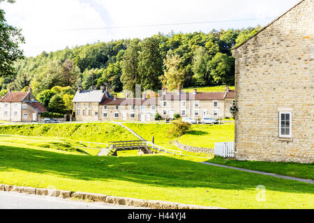 North Yorkshire UK England Hutton le Loch Hutton-le-Hole Dorf North Yorkshire UK England Häuser Talbrücke GB Yorks Stockfoto