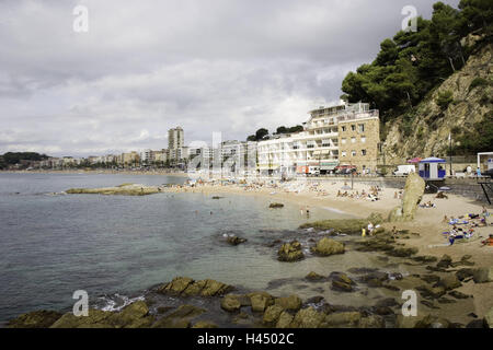 Meer, Strand, Lloret de Mar, Costa Brava, Katalonien, Spanien, Küste, Bucht, Stadt, Blick auf die Stadt, Hotels, Strand-Szene, Strand, Sandstrand, Person, Badegäste, Urlauber, direkt am Meer, Promenade, Reisen, Uferpromenade, Sommer, Tourismus, Urlaub, Catalunya, Europa, Mittelmeer, bewölkter Himmel, Stockfoto