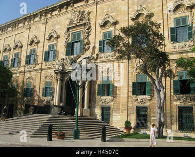 Malta, Valletta, Auberge de Castille et Leon, Insel, Stadt, Hauptstadt, Ziel, Ort von Interesse, UNESCO-Weltkulturerbe, Gebäude, Struktur, Architektur, Fassade, Fenster, Eingang, Säulen, Portal, Person, Tourist, Tourismus, außen, Palast, Treppen, Laterne, Stockfoto