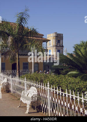 Plaza Mayor, Hintergrund Palacio Cantero, Museo Municipal, Turm, Trinidad, Kuba, Urlaub Reiseziel, Zielort, die Karibik, Tourismus, Urlaub, Blick auf die Stadt, Stadtzentrum, Orte Interesse, Architektur, Gebäude, Strukturen, historisch, Museum, Museo Histórico Municipal, Aussichtsturm, Zaun, Bänke, Parkbänke, Park, Park, UNESCO-Weltkulturerbe, Stockfoto