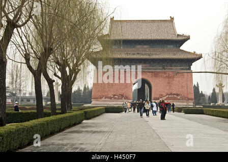 China, Ming-Gräber, Ming Shisan Ling, Stele Pavillon, Park, Asien, Nekropole, Shisanling, kaiserlichen Gräber, Beerdigung Städte, Grab Anlagen, Ming-Dynastie, Pavillon, Stele, Stele Pavillon, strukturieren, historisch, Architektur, Kultur, Ort von Interesse, UNESCO-Weltkulturerbe, Besucher, Person, Park, draußen, Stockfoto