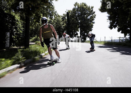 Down711, Longboard racing Team Stuttgart, Street, biegen, bergab, Longboard, skateboard, Streetskate, sport, Longboarden, Trend-Sport, Geschwindigkeit, Geschwindigkeit, Gefahr, Risiko, Adrenalin, Person, drei, Longboard-Racing-Team, team, Longboard-Race, Longboarder, Skateboa Stockfoto