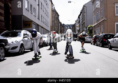 Down711, Longboard racing Team Stuttgart, Straße, Abfahrt, Longboard, Skateboard, Streetskate, Sport, Longboarden, Trend-Sport, Geschwindigkeit, Gefahr, Risiko, Adrenalin, Menschen, fünf, Longboard racing Team, Longboard Rennen, Team, Longboarder, Skateboarder, Helme, Helm, Schutz, Stuttgart, Stockfoto