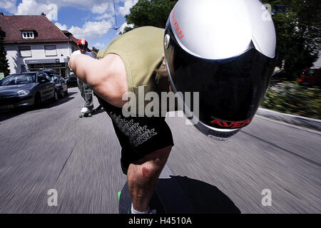 Down711, Longboard Team Stuttgart, Straße, Abfahrt, Longboard, Skateboard, Streetskate, Sport, Longboarden, Trendsport, Geschwindigkeit, Gefahr, Risiko, Adrenalin, Menschen, zwei, Longboard racing Team, Team, Longboard Rennen, Skateboarder, Longboarder, Helme, Helm, Schutz, Sonne, Schatten, Stuttgart, Stockfoto