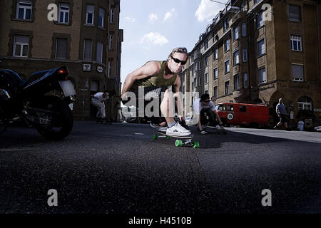 Down711, Longboard racing Team Stuttgart, bergab, Straße, Asphalt, Longboard, skateboard, Streetskate, sport, Longboarden, Trend-Sport, Geschwindigkeit, Geschwindigkeit, Gefahr, Risiko, Adrenalin, Person, Männer, Team, Longboard-Race, Rennteams, Longboarder, Longboard Skatebo Stockfoto