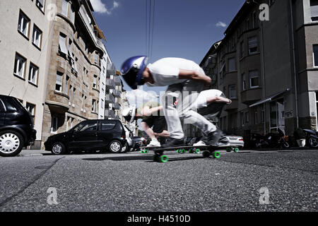 Down711, Longboard Rennteam Stuttgart, Straße, bergab, Longboard, skateboard, Streetskate, sport, Longboarden, Trendsport, Geschwindigkeit, Geschwindigkeit, Gefahr, Risiko, Adrenalin, Person, 3, Seite an Seite, Seite Ansicht, Longboard Longboard-Race-Team Rennteams, Lo Stockfoto