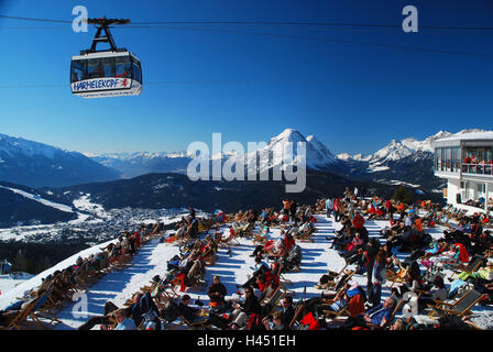 Österreich, Tirol, Meer Bereich, Pferd Berghütte, Sonnenterrasse, Liegestühle, Touristen, Nordtirol, Urlaubsort, Tourismus, Tourismus, Wintersport, Wintersport-Ort, Wintersportgebiet, Schnee, wolkenlosen, sonnigen, Menschen, Freizeit, Hobby, Pause, Ruhe, Ansicht, Alpen, Berge, Seilbahn, Härmelekopf, Stockfoto