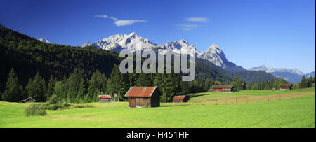 Deutschland, Bayern, Garmisch-Partenkirchen, Zugspitze, Wiesen, Hütten, Stockfoto