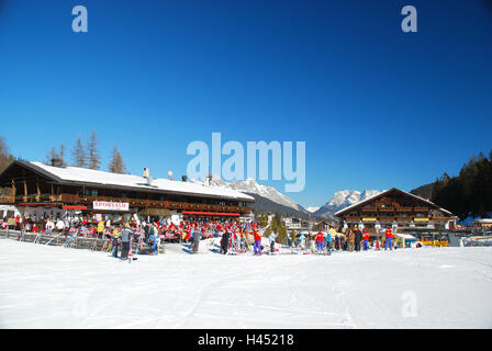 Österreich, Tirol, Meer Bereich, Gschwandtkopf, ski Alp, Tourist, Winter, Nordtirol, Urlaubsort, Ort, Tourismus, Tourismus, Wintersportgebiet, Wintersport-Ort, Wintersport, Ski-Piste, Schnee, Skifahrer, Häuser, Restaurants, Architektur, Himmel, blau, wolkenlos, Menschen, Stockfoto