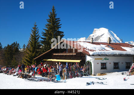 Österreich, Tirol, Meer Bereich, Gschwandtkopf, solar Alp, Tourist, Skifahrer, Nordtirol, Urlaubsort, Ort, Tourismus, Tourismus, Wintersportgebiet, Wintersport, Ski Piste, Schnee, Restaurants, Berggasthaus, Skihütte, Architektur, Person, Freizeit, Sport, sonnig draußen, Pause, Ruhe, Stockfoto