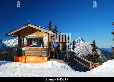 Österreich, Tirol, Meer Bereich, Pferd Berghütte, Skigebiet, Lift kleines Haus, Mann, kein Model-Release, Nordtirol, Urlaubsort, Tourismus, Tourismus, Wintersport, Wintersport-Ort, Wintersportgebiet, Schnee, Sonne, Menschen, sport, Arbeit, Beruf, Lift, Aufzug Hütte, Holzhütte, Aufzug Assistent Stockfoto