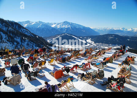 Österreich, Tirol, Meer Bereich, Pferd Berghütte, Sonnenterrasse, Liegestühle, Touristen, Nordtirol, Ferienort, Tourismus, Tourismus, Wintersport, Wintersport-Ort, Wintersportgebiet, Schnee, wolkenlosen, sonnigen, Menschen, Freizeit, Hobby, Pause, Ruhe, Blick, Alpen, Berge, Panorama, Stockfoto