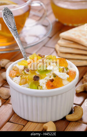 Portion Hüttenkäse mit Konfitüre und Marmelade Scheiben, Nüssen, Pistazien Stockfoto