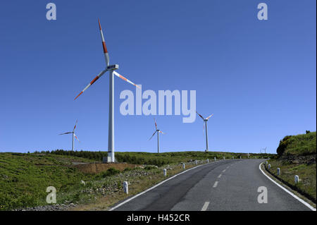 Portugal, Madeira Insel, Paul da Serra, Straßenrand, Windräder, Stockfoto