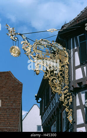 Deutschland, Baden-Wurttemberg, Nagold, Fachwerkhaus, Detail, Pub Schild, Schwarzwald, Hausbau, Fachwerk, Fassade, Fachwerk Fassade, Zeichen, Zeichen, Gasthaus Zeichen, Aufmerksamkeit, Information, Icon, Reiseziel, Tourismus, Hotellerie, Gastronomie, Stockfoto