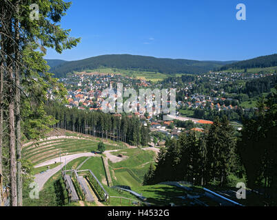 Deutschland, Baden-Wurttemberg, Titisee-Neustadt, Höhenrücken Schanze, Stadt Übersicht, Schwarzwald, Wintersport-Zentrum, Sprungschanze, Skischanze Pflanze, Stadtbild, Sommer, Ziel, Tourismus, Stockfoto