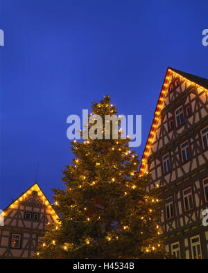 Deutschland, Baden-Wurttemberg, Waiblingen, Marktplatz, Fachwerk Häuser, Weihnachtsbaum, Weihnachtsbeleuchtung, Detail, Abend, Beleuchtung Saison, Lichter, atmosphärisch, Weihnachten, Weihnachten, Yule Flut, Winter, Stadt, Ort, Fachwerk, Fachwerk-Architektur, Architektur, Häuser, Gebäude, Kerze beleuchtet Rallye, Himmel, blau, Stockfoto