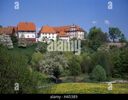 Deutschland, Baden-Wurttemberg, Sulz am Neckar, Kloster Kirchberg, Frühling, Obstgarten Wiese, Obstbäume, Sträucher, Pflanzen, Hill, Kreuzgang Pflanze, Klostergebäude, Strukturen, Architektur, Ort von Interesse, Reiseziel, Tourismus, Stockfoto