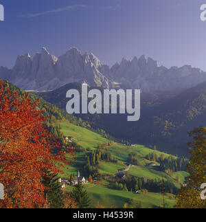 Italien, Südtirol, Dolomiten, Villnösstal, St. Magdalena, Landschaft, Berge, Herbst, Alpen, Geislerspitzen, Fermedatürme, Berge, Berglandschaft, Wiesen, Ort, Ansicht, Bäume, Herbstlaub, Herbstfärbung, Stockfoto