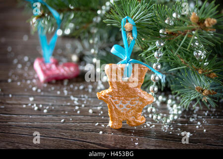 Weihnachtsbaum Äste und Weihnachten Spielzeug hergestellt von aus Salzteig auf hölzernen Hintergrund. Stockfoto