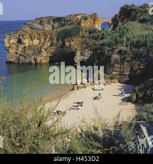 Portugal, Algarve, Lagos, Praia do Pinhao, Touristen, kein Modell loslassen, Europa, Reiseziel, Sandstrand, Strand, Küste, Rock, Galle Küste, Sandsteinfelsen, Bucht, Meer, Mensch, Tourismus, Badende, sonnen sich, haben ein Bad, Stockfoto