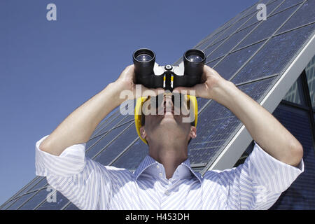 Mann, Fernglas, Solarhaus, draußen, Porträt, Stockfoto