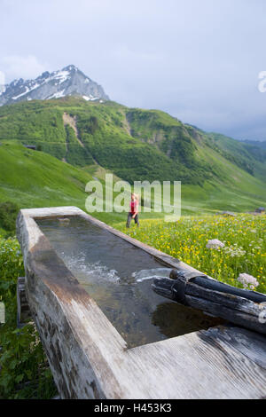 Schweiz, Bündner, Prättigau, Kreuzgang, St. Antönien, Alm, Brunnen, Frau, Wandern, Stockfoto