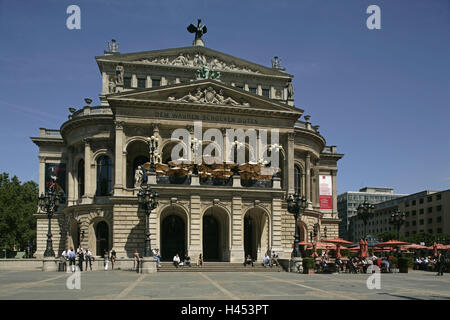 Deutschland, Hessen, Frankfurt am Main, alte Oper, Stadt, Stadt, Metropole, Finanzmetropole, Architektur, Gebäude, Opernhaus, Ort von Interesse, Kultur, Straßencafé, Tourist, Tourismus, Person, Sommer, draußen, sonnig, Stockfoto