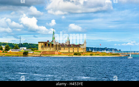 Blick auf Schloss Kronborg von Öresund, die Meerenge in Dänemark Stockfoto