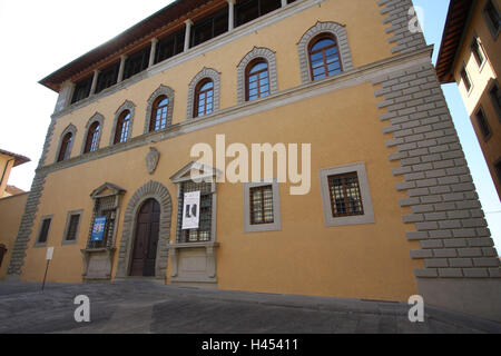 Italien, Toskana, San Miniato, Palazzo Grifoni, Detail, Stadt, Ziel, Ort von Interesse, Gebäude, Struktur, Architektur, Fassade, gelb, Renaissance, Palast, Baustil, Bank, Bank, draußen, menschenleer, Stockfoto