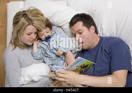 Lügen, Bett, Mutter, Vater, Kind, Buch, Geschichte, liest, Stockfoto