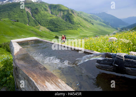 Schweiz, Bündner, Prättigau, Kreuzgang, St. Antönien, Alm, Brunnen, Frau, Wandern, Stockfoto