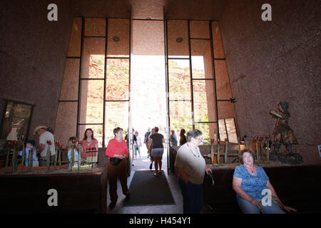 USA, Arizona, Coconino County, Sedona, Kapelle des Heiligen Kreuzes, Besucher innen Nordamerika, Ziel, Ort von Interesse, Architektur, Band, Kirche, Heilige Bau, Gebäude, glauben, Religion, Christentum, Person, Tourist, Innenaufnahme, Stockfoto