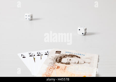 Wetten oder Glücksspiele Konzept. Würfel und Karten mit £ 10 Hinweis anstelle der zehn Pik Stockfoto