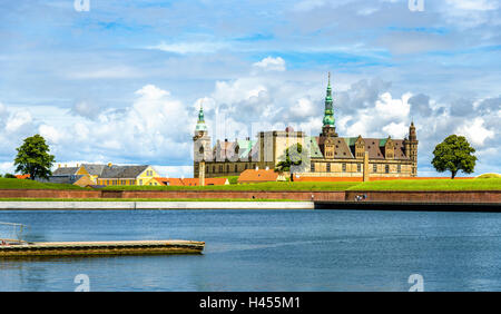 Blick auf Schloss Kronborg vom Hafen Helsingor in Dänemark Stockfoto