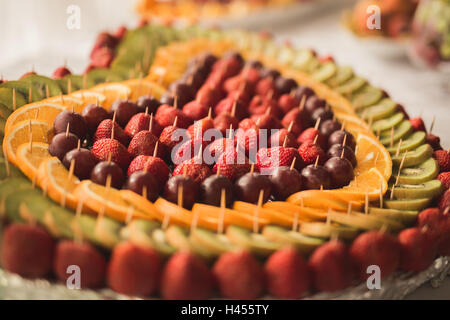 Verschiedene frische Früchte auf Hochzeit buffet Tisch Stockfoto