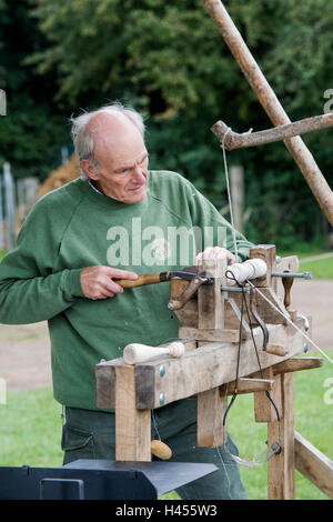 Man pole Lathe bei Weald und Downland Open Air Museum, Herbst Landschaft zeigen, Sussex, England drehen Stockfoto