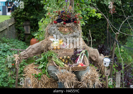 Herbstliche Vogelscheuche in einem Gemüsegarten im Weald und Downland Museum unter freiem Himmel, herbstliche Landschaft zeigen, Sussex, England Stockfoto