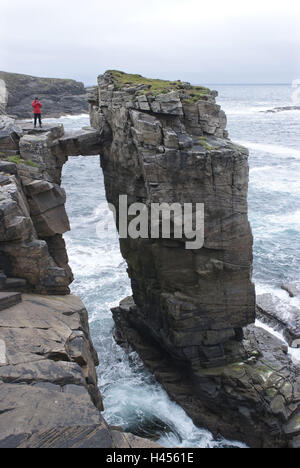 Großbritannien, Schottland, Orkney-Inseln, Festland, Felsenküste, Tourist, kein Model-Release, Orkney, Ort von Interesse, Natur, Landschaft, Wasser, Brandung, Rock, Küstenlandschaft, Rock-Nadel, Steilküste, Felswand, Menschen, Tourismus, rock, Rand, Brücke, St Stockfoto