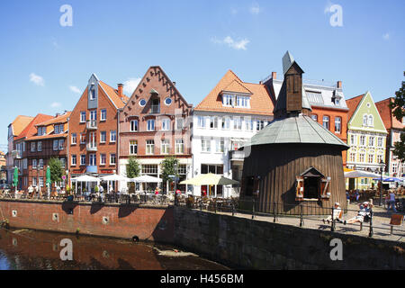 Deutschland, Niedersachsen, Stade, Hanse Hafen, Wohn-Häuser, hölzerne Pedal Kran, Stockfoto