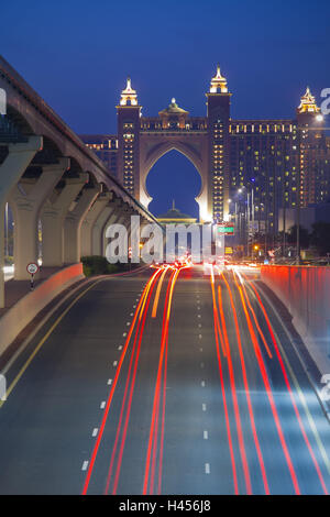 Vereinigte Arabische Emirate, Dubai, Atlantis Hotel, Straßenszene, leichte Spuren, Stockfoto