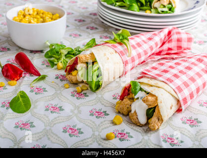 Chicken Tortilla Kegel mit Gemüse, Mais und Chili Paprika Stockfoto