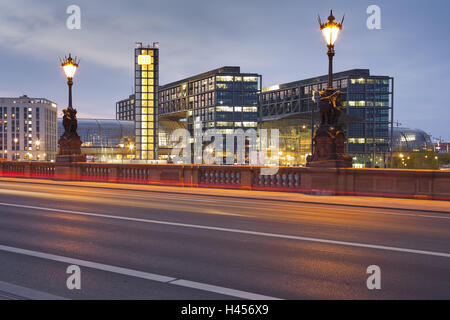 Deutschland, Berlin, Berliner Hauptbahnhof, Moltkebrücke, Abend, Stockfoto