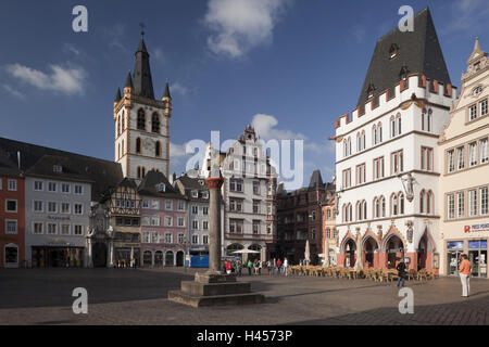 Deutschland, Rheinland-Pfalz, Trier, Zentralmarkt, St. Gandolf-Kirche, Markt, Kreuz, Stockfoto