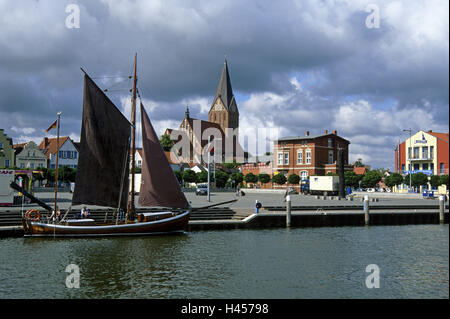 Norddeutschland, Barth, Zeesenboot, Blick auf die Stadt, St. Marien-Kirche, Stockfoto